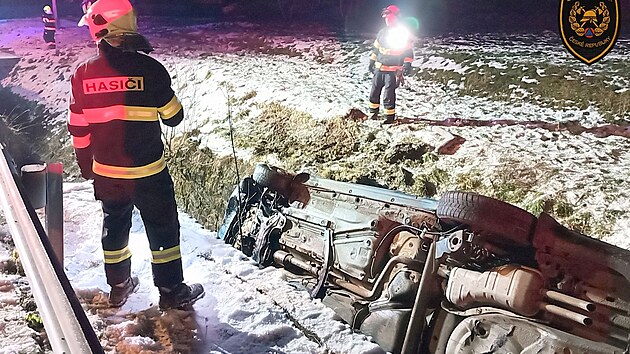 V Nedašově Lhotě skončilo auto na střeše v potoce, zraněným pomohli svědci nehody. (27. prosince 2024)