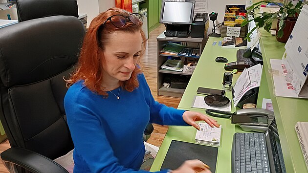 Daniela Tautermannová, vedoucí božídarského infocentra, razítkuje poslední pohledy Ježíškovy pošty.