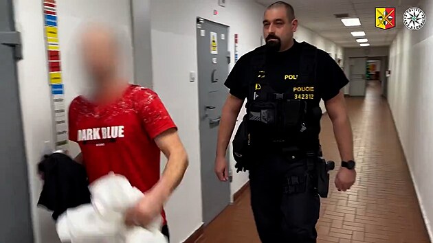 Pohyb ozbrojeného muže si oznamovatel vymyslel, stíhá ho policie