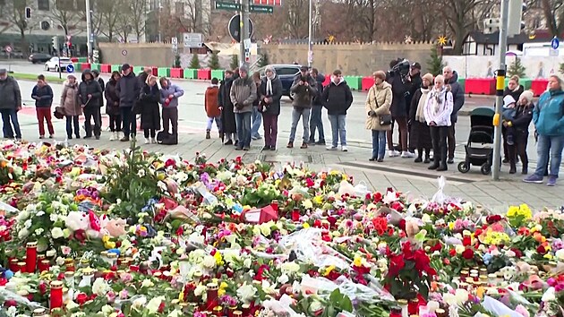 Lidé nosí květiny a svíčky na místo tragédie