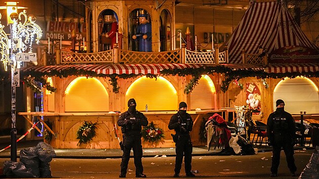 Policisté zajišťující ulici na trhu v Magdeburku, do které se vřítil muž v autě. (21. prosince 2024)