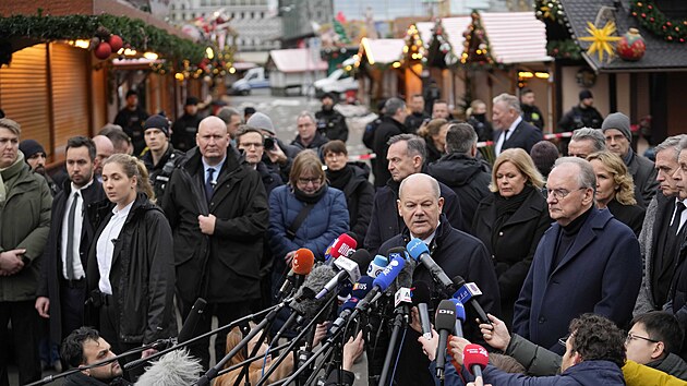Německý kancléř Olaf Scholz při projevu na trhu v Magdeburku (21. prosince 2024)