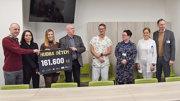 Díky několika dobročinným aktivitám mohla olomoucká dětská klinika vybavit ambulantní trakt v suterénu nástěnnými hracími prvky. Snímek z předání symbolického šeku zástupcům kliniky