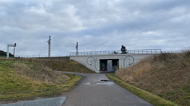 Dobrá zpráva pro cyklisty i pěší. Plzeň dokončila 1,2 kilometru dlouhý úsek od Chlumku k plzeňskému portálu pod vrchem Chlum. Zbývá ještě dobudovat posledních 200 metrů stezky, které jsou provizorně vybudované jen ze šotoliny. (20. prosince 2024)