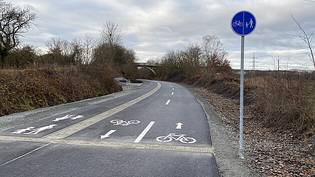 Dobrá zpráva pro cyklisty i pěší. Plzeň dokončila 1,2 kilometru dlouhý úsek od Chlumku k plzeňskému portálu pod vrchem Chlum. Zbývá ještě dobudovat posledních 200 metrů stezky, které jsou provizorně vybudované jen ze šotoliny. (20. prosince 2024)