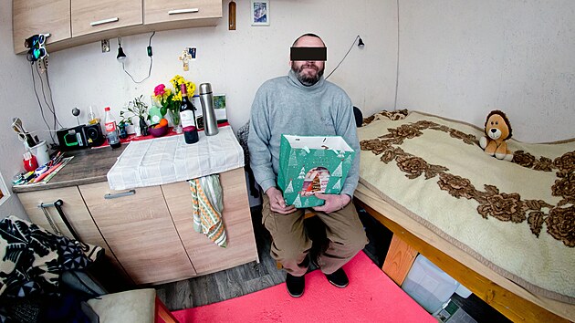 Bezdomovec Tonda má za sebou první půlrok života s přítelkyní Stáňou v domečku, který si sami vyrobili díky projektu sdružení SISU. Po čtyřech letech na ulici bude mít Vánoce v teple. (17. prosince 2024)