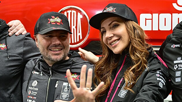 Zpěvačka Olga Lounová s Alešem Lopraisem na tiskové konferenci před Rallye Dakar 2025.