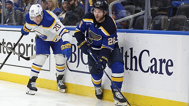 Jiří Kulich (vlevo) z Buffala brání Nathana Walkera ze St. Louis.