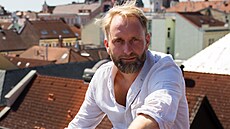 Režisér Pavel Khek na střeše hradeckého Klicperova divadla