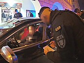 Strážníkům se vozidlo podařilo vypátrat v ulici Karla IV. Za volantem auta... Strážníkům se vozidlo podařilo vypátrat v ulici Karla IV. Za volantem auta...