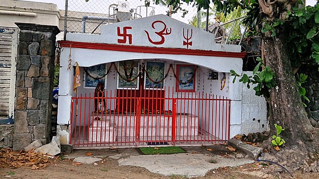 Vedle zdobných chrámů upoutají zrak Středoevropana i svastiky, kterými jsou...