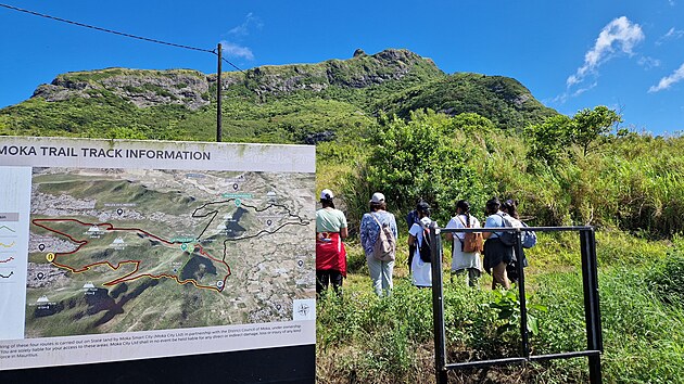 Hned za nástěnnou mapou, která nabízí čtyři výletní trasy od čtyř po třicet...