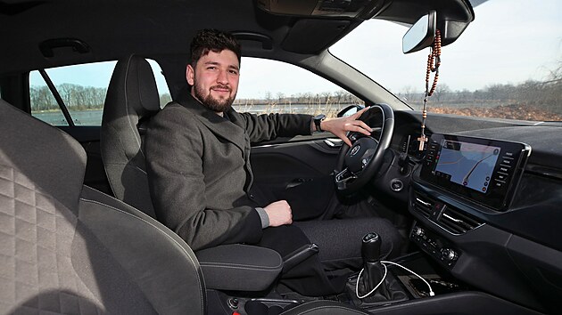 Předseda mládežnické organizace Motoristů (Motorgen) Matěj Gregor pózoval pro iDNES.cz se svým vozem Škoda Scala. (9. ledna 2025)