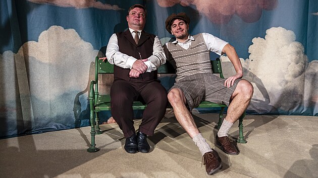 V oblíbené komedii Bylo nás pět hraje Michal Isteník (vlevo) Vendelína Bajzu, Libor Matouš pak jeho potomka Péťu. (2024)