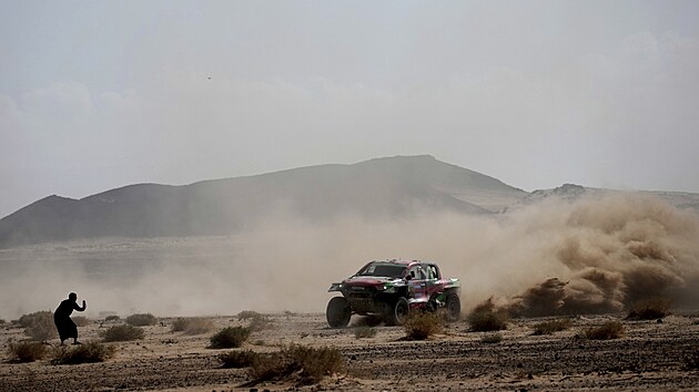 Jazíd Rádží se svojí toyotou v průběhu čtvrté etapy Rallye Dakar.