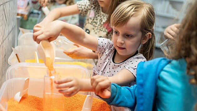 Roman Zavadil a Sarah Mária Verníčková umožňují v olomoucké svíčkárně SoyCa návštěvníkům vyzkoušet si práci s voskem a vyrobit si jedinečné svíčky i další produkty.