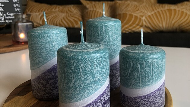 Roman Zavadil a Sarah Mária Verníčková umožňují v olomoucké svíčkárně SoyCa návštěvníkům vyzkoušet si práci s voskem a vyrobit si jedinečné svíčky i další produkty.