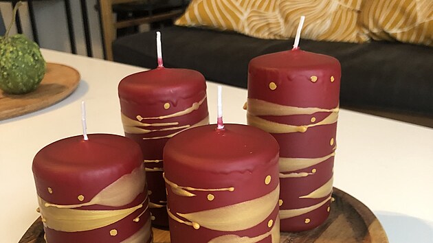 Roman Zavadil a Sarah Mária Verníčková umožňují v olomoucké svíčkárně SoyCa návštěvníkům vyzkoušet si práci s voskem a vyrobit si jedinečné svíčky i další produkty.