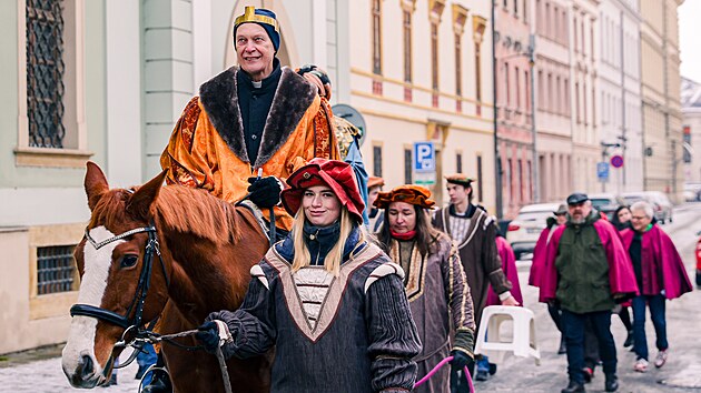 Olomoucí se vypravil Tříkrálový průvod, v jehož čele vyrazili primátor Olomouce Miroslav Žbánek, biskup Antonín Basler a ředitel Charity Olomouc Petr Prinz ). (6. ledna 2025)