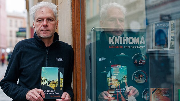 Karel Zámečníček svou prvotinu Deník partyzána vydal před šesti lety, teď čtenářům přináší knihu Olomouc ztracená v čase.