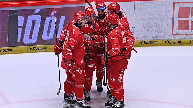 Hokejisté Třince oslavují trefu do liberecké brány.