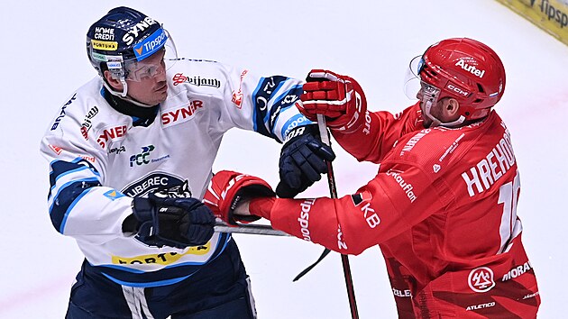 Potyčka mezi Lukáš Dernerem z Liberce a Patrikem Hrehorčákem z Třince.