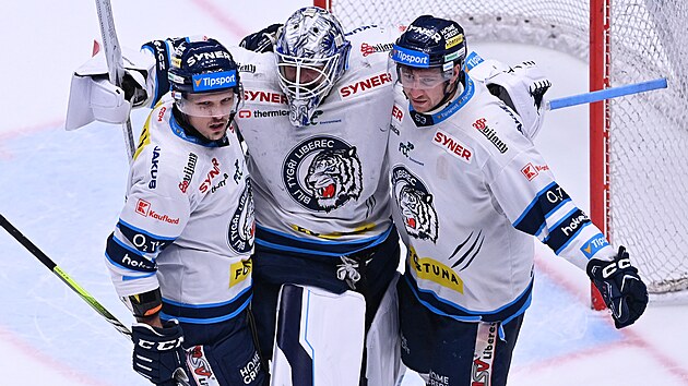 Liberečtí hráči Radim Šimek, Petr Kváča a Jaroslav Vlach slaví vítězství nad Třincem.