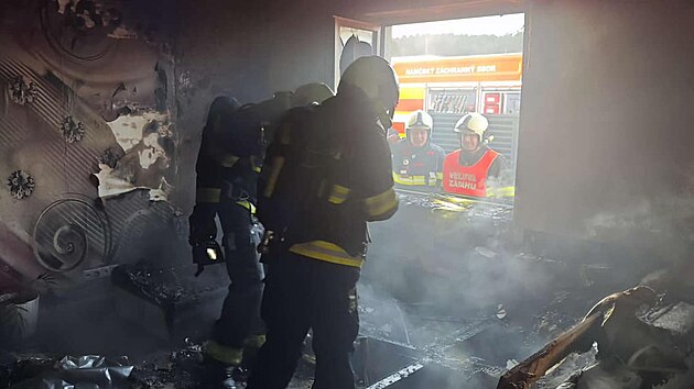 Kuchyně v přízemí byla zasažena v plném rozsahu, hasiči zasahovali v dýchací technice, nasadili přetlakovou ventilaci. Požár dostali pod kontrolu třicet minut od nahlášení.