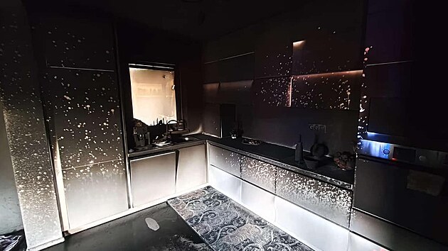 Kuchyně v přízemí byla zasažena v plném rozsahu, hasiči zasahovali v dýchací technice, nasadili přetlakovou ventilaci. Požár dostali pod kontrolu třicet minut od nahlášení.