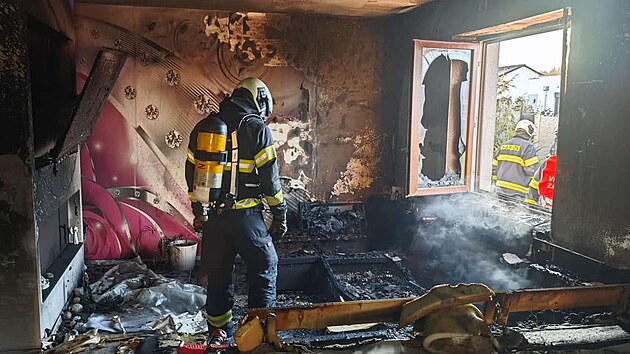 Kuchyně v přízemí byla zasažena v plném rozsahu, hasiči zasahovali v dýchací technice, nasadili přetlakovou ventilaci. Požár dostali pod kontrolu třicet minut od nahlášení.