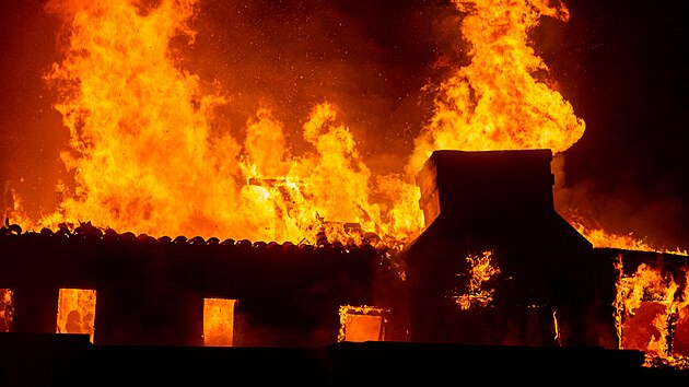 Kalifornsk&eacute; Los Angeles již několik dn&iacute; sužuj&iacute; masivn&iacute; pož&aacute;ry. (8. ledna 2025)