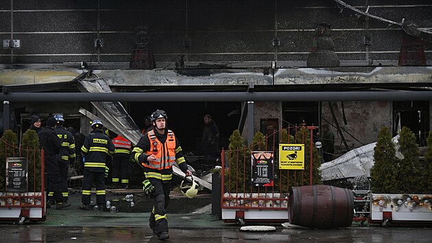 Vyhořelá pizzerie PamPam v Ústí nad Labem. Na místě jsou vyšetřovatelé policie i hasičů. Pátrají po příčině. (2. ledna 2025)