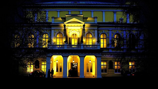 Budova Žofínského paláce v noci.