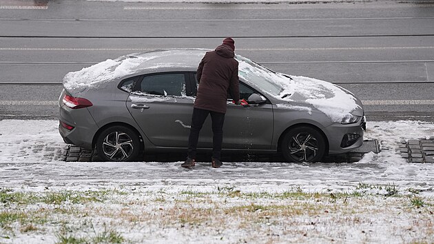 Pražany v první školní den nového roku potrápila ledovka. (6. ledna 2025)