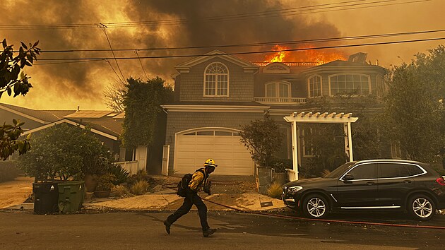 Větrná bouře v Los Angeles pohání požár, který ohrožuje tisíce budov. (8. ledna 2025)