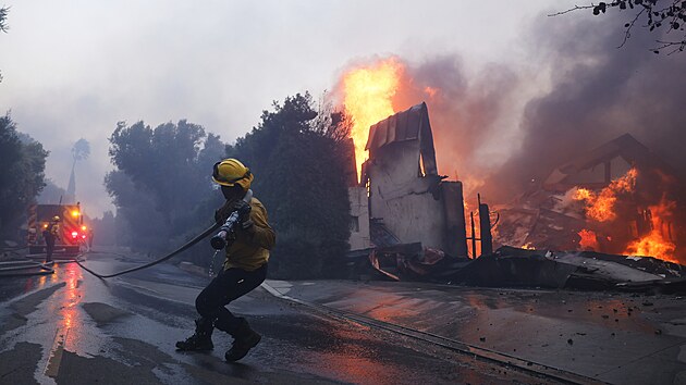 Větrná bouře v Los Angeles pohání požár, který ohrožuje tisíce budov. (8. ledna 2025)