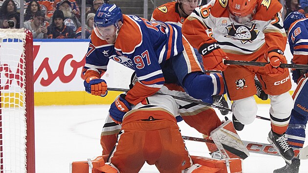 Connor McDavid přepadává přes Lukáše Dostála.