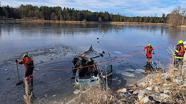 Auto skončilo v Návesném rybníku.