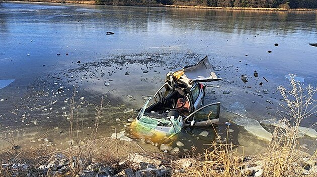 V autě zemřeli dva lidé - starší muž a žena.