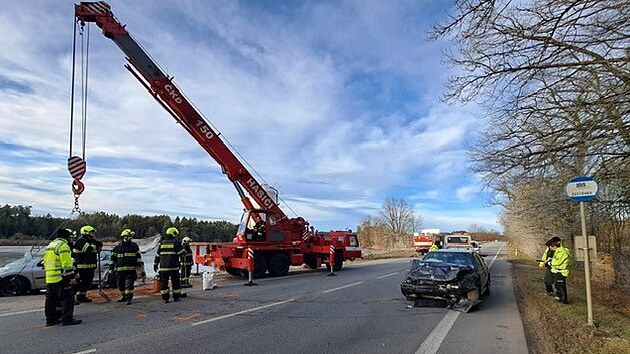 Auto vytáhl z vody jeřáb.