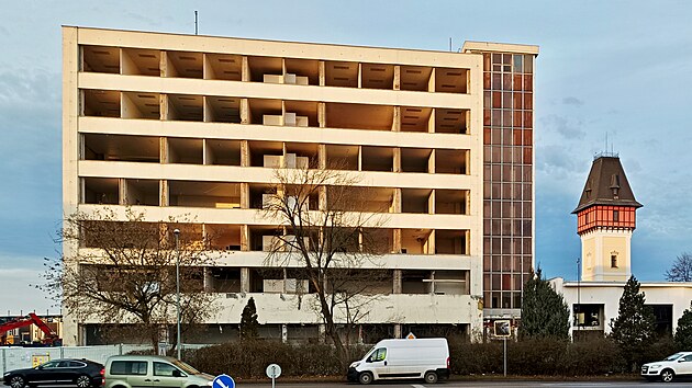 Firma nejdřív z budovy, kde původně sídlil Čevak, odstranila okna. Pak se... Firma nejdřív z budovy, kde původně sídlil Čevak, odstranila okna. Pak se...