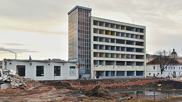 Pohled na budovu od vodárenské věže. (6. ledna 2024)