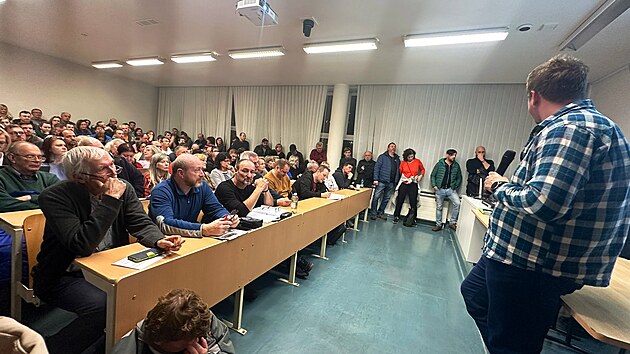 Jednání o nové čtvrti Nová Cihelna se účastnilo v univerzitní posluchárně velké množství lidí.