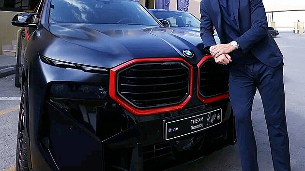 Ronaldův propadák. Fotbalová superstar Cristiano Ronaldo, která má slabost pro luxusní vozy, dostal nový služebák. Jeho saúdskoarabský klub Al-Nassr totiž získal jako nového reklamního partnera BMW. Hvězda sociálních sítí tak vyfasovala BMW XM Red Label, plug-in hybrid s výkonem 748 koní, který zrychlí z 0 na 100 km/h za 3,8 sekundy, ale nikdo ho nechce. Ve třetím kvartálu roku 2024 BMW tohoto modelu prodalo celosvětově jen 307 kusů, což představuje prudký pokles o téměř třetinu oproti roku 2023. Navíc, kdo ví, zda s ním bude Ronaldo opravdu jezdit, nebo bude jen chytat prach v garáži. Za tu fotku to ale BMW určitě stálo.