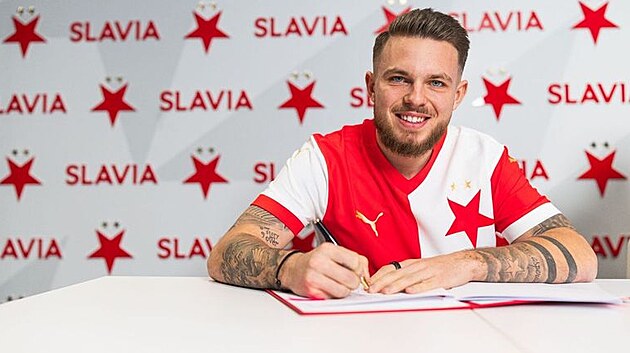 Reprezentační útočník Vasil Kušej podepisuje smlouvu se Slavií, kam přestoupil...