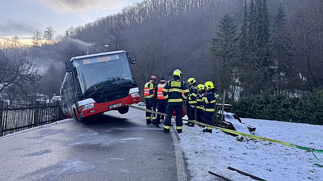 Autobus MHD sjel v Radotíně na ledovce do příkopu, vyprošťovali ho hasiči. (9. ledna 2025)