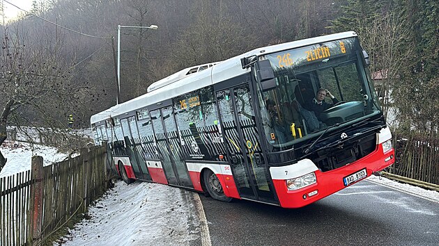 Autobus MHD sjel v Radotíně na ledovce do příkopu, vyprošťovali ho hasiči. (9. ledna 2025)