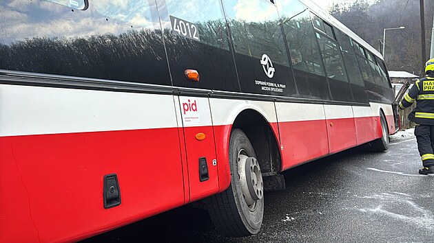 Autobus MHD sjel v Radotíně na ledovce do příkopu, vyprošťovali ho hasiči. (9. ledna 2025)