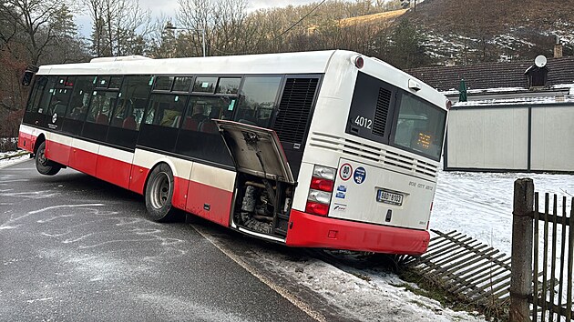 Autobus MHD sjel v Radotíně na ledovce do příkopu, vyprošťovali ho hasiči. (9. ledna 2025)