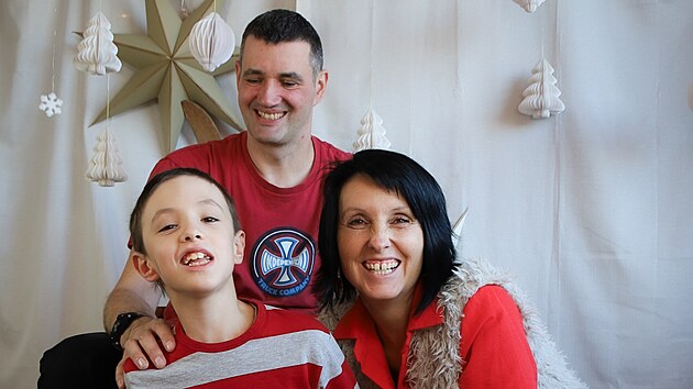 Klára Heřmanová se s nepříznivým osudem pere statečně. Postiženému synovi i vážně nemocnému manželovi věnuje veškerý čas.